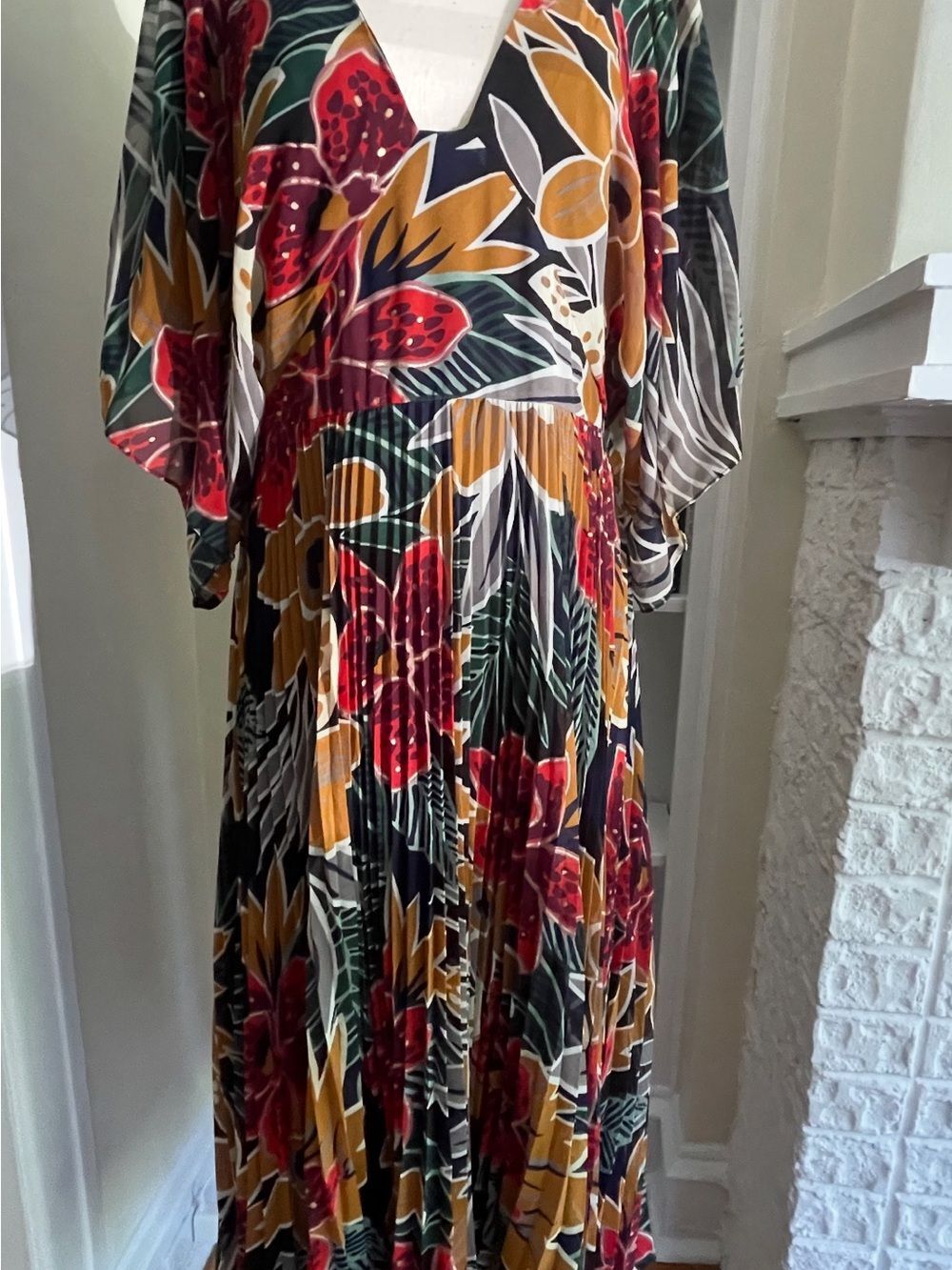 FLATTERING Club Monaco 
 Midi 3-Season Dress with Pleats & Flutter Sleves. - Picture 9 of 12